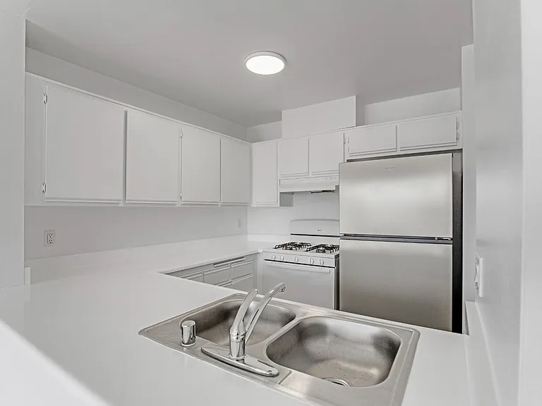 6825 Haskell Ave #304 — Photo 3