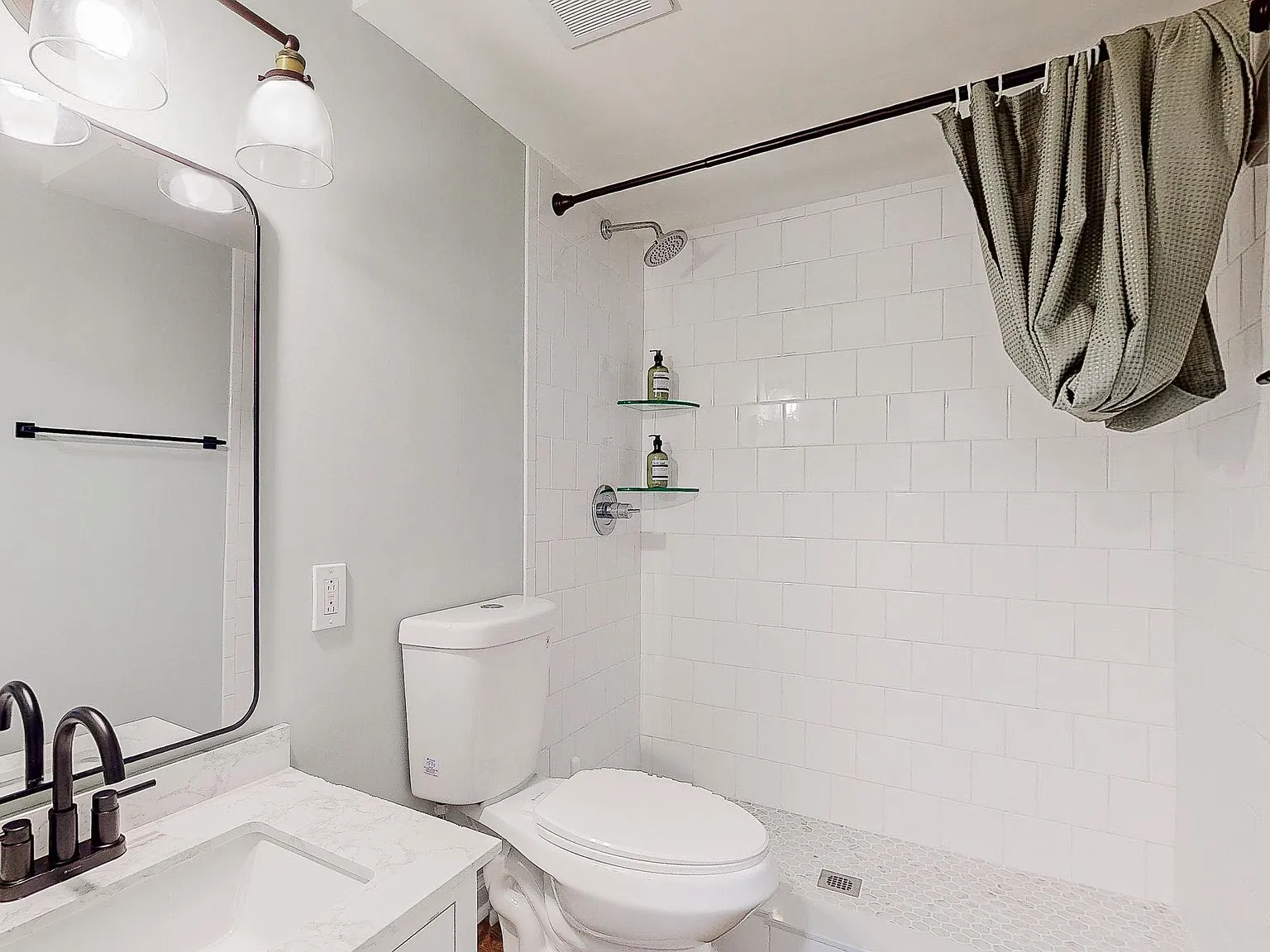3 bed, 1.0 bath, 1400 sqft, $819 — Photo 3