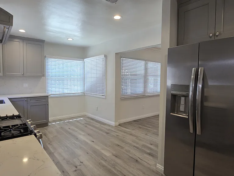 521 N Vermont Ave — Photo 12