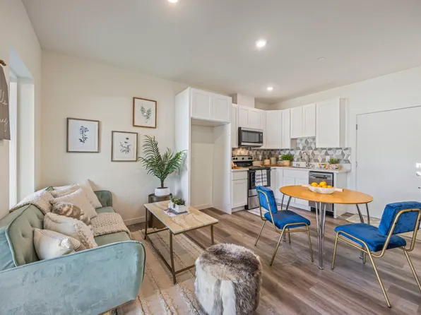 2152 N 185th St, Seattle, WA