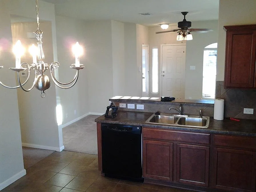 3 bed, 1188 sqft, $1,625 — Photo 2