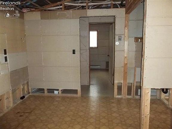 4th image of 215 W 5th St