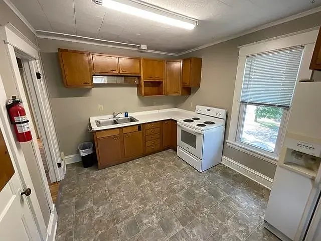 9 bed, 3110 sqft, $4,400 — Photo 4