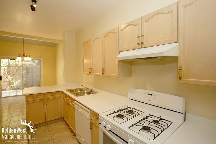 3 bed, 2.5 bath, 1321 sqft, $1,725 — Photo 3