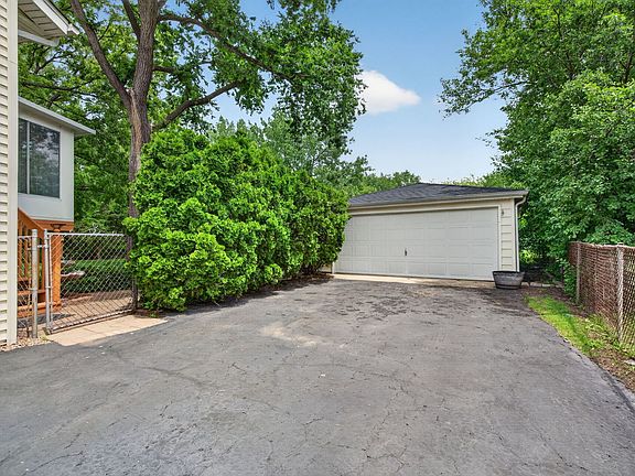 4th image of 100 Shady Ln