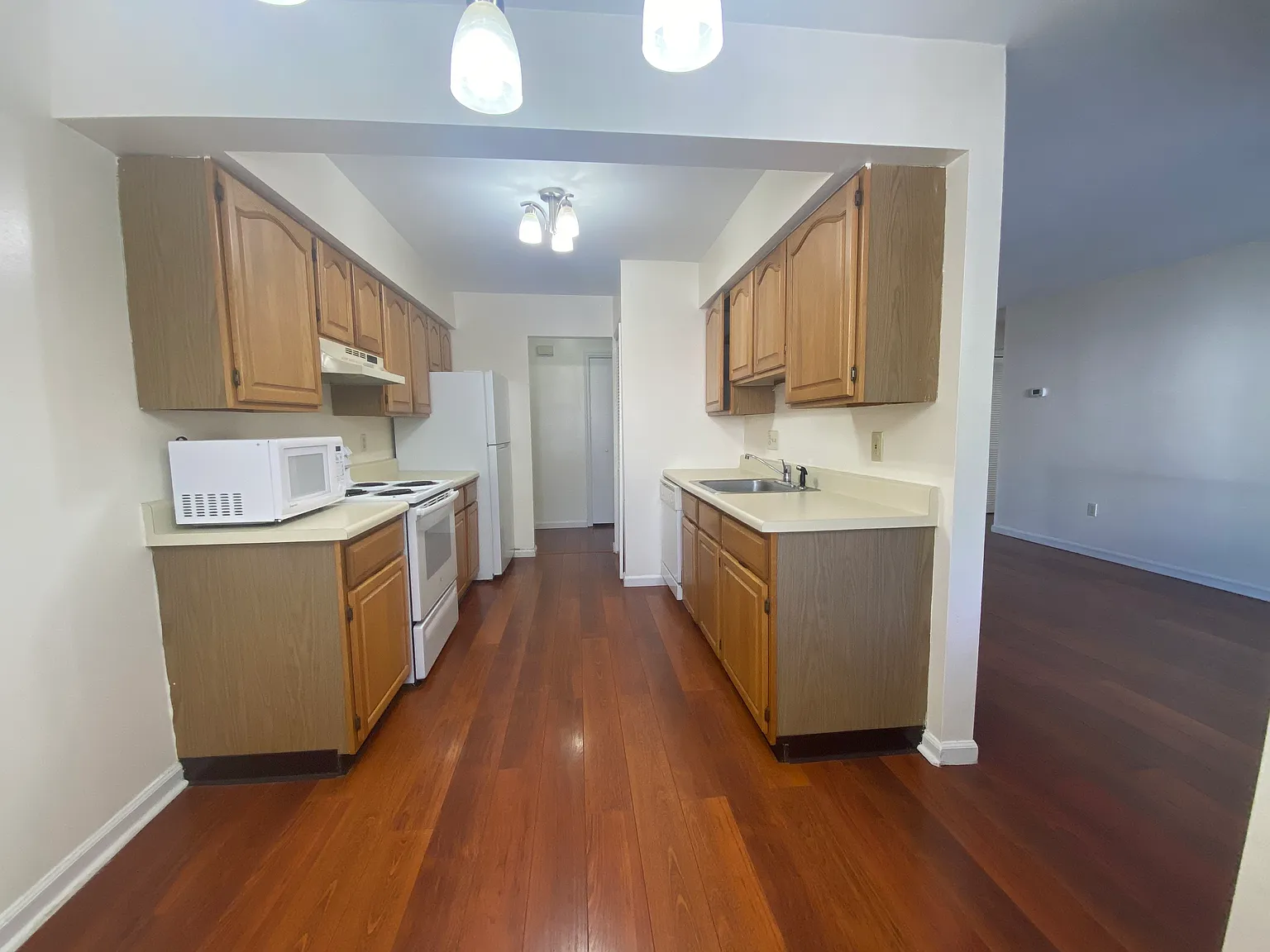 1 bed, 800 sqft, $1,600 — Photo 3
