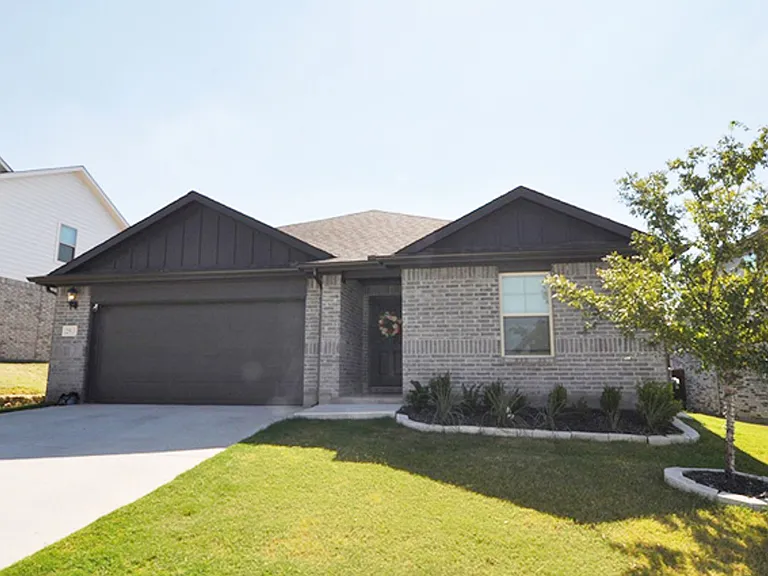 2513 Ponca Dr — Photo 2