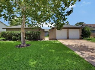 632 E Castle Harbour Dr, Friendswood, TX 77546