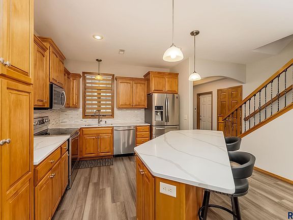 4th image of 727 E 70th Pl