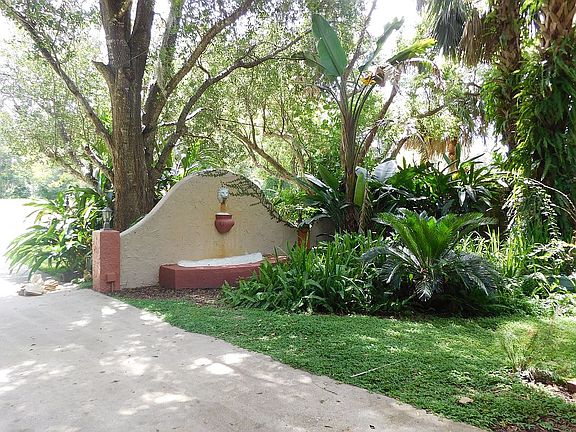 5th image of 216 Carpenter Ave
