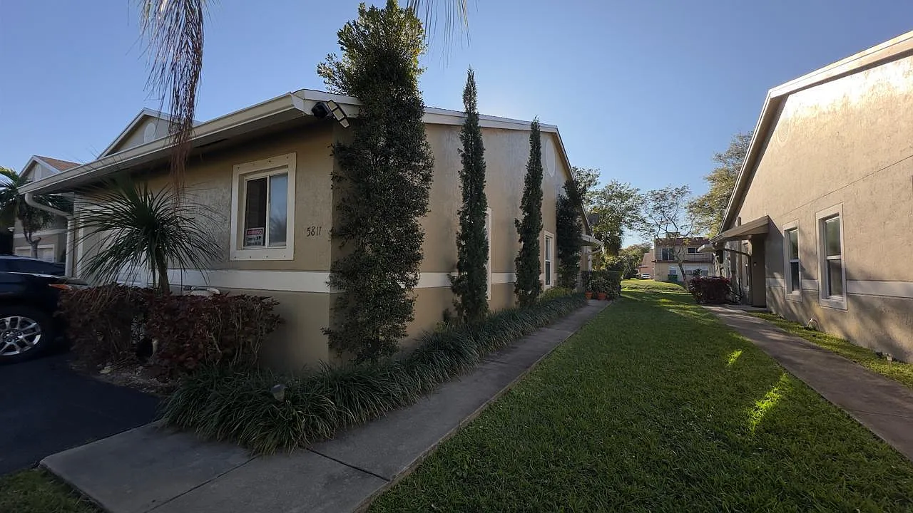 3 bed, 2.0 bath, 1269 sqft, $3,000 — Photo 2