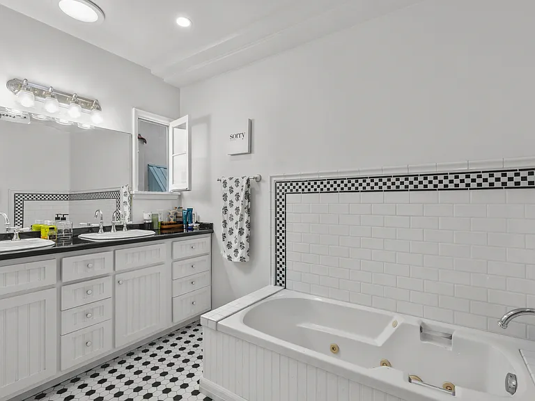 6233 W Orange St — Photo 7