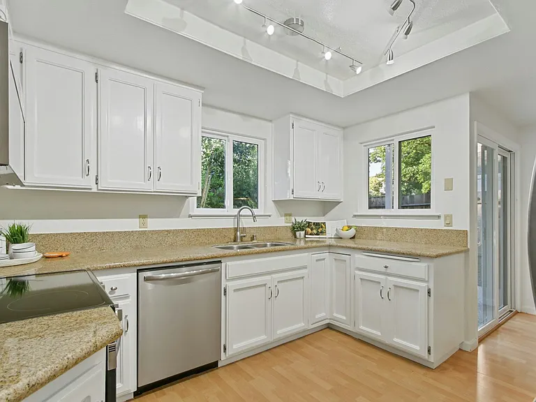 325 E 8th St #WHOLE HOUSE — Photo 12