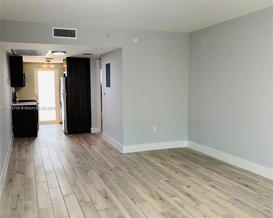 1st image of 942 Lenox Ave APT 4