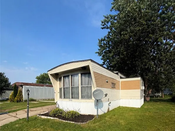 38 S Whispering Ln, Hamburg, NY 14075