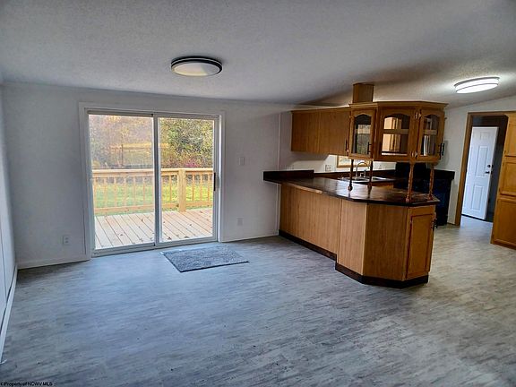 3rd image of 215 Pattys Rd