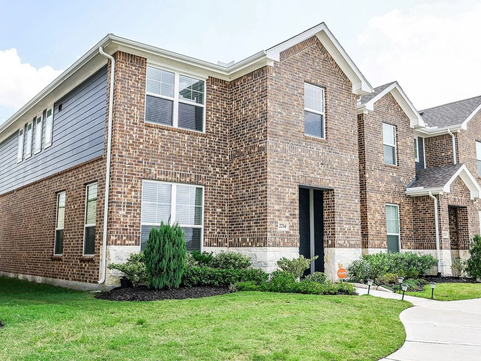 3 bed, 2.5 bath, 1750 sqft, $2,600 — Photo 1