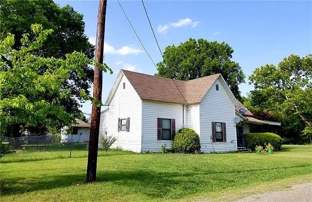 2nd image of 701 Maple St