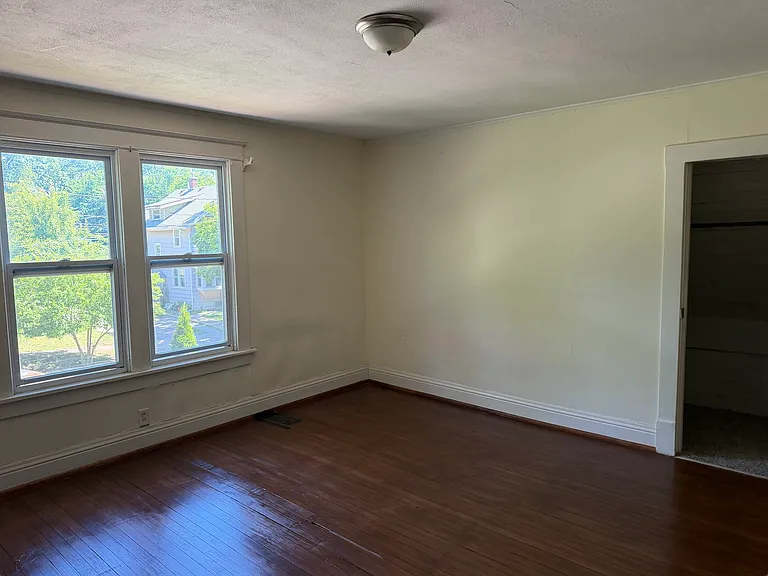 302 E Briggs Ave #1 — Photo 4