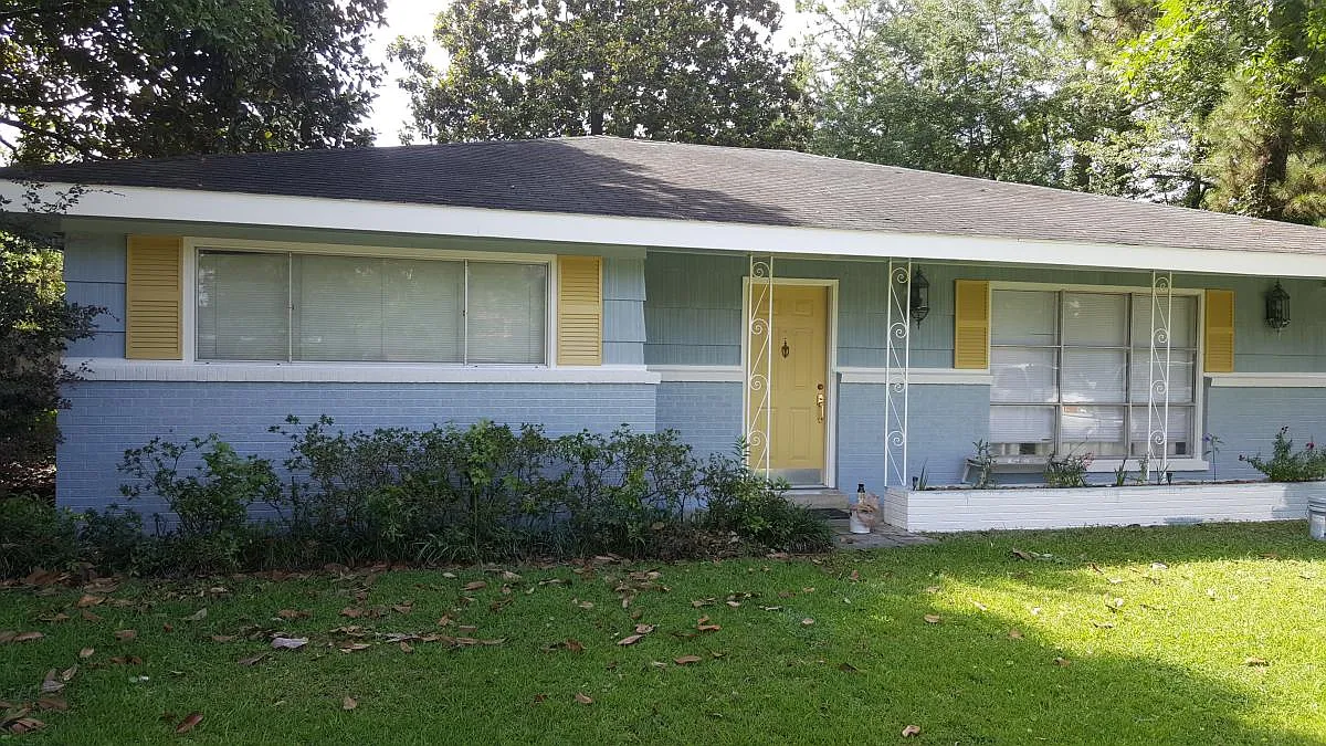 3 bed, 1200 sqft, $1,300 — Photo 1