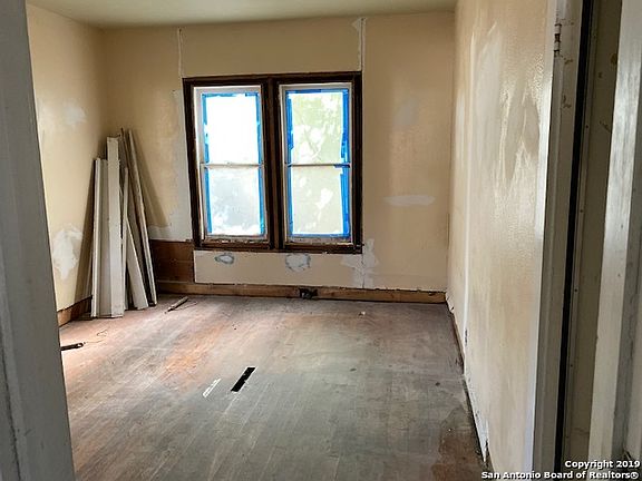 4th image of 910 Bailey Ave