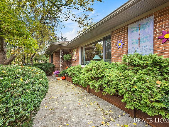 3rd image of 201 Ivanhoe Ave NE
