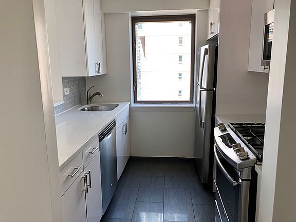 5th image of 520 W 43rd St APT 15A