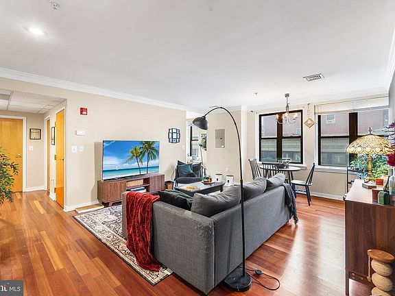 5th image of 1939 Chestnut St #2D