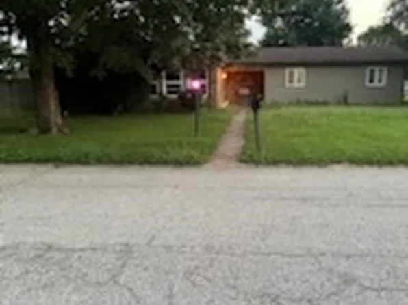 1500 Vicksburg Dr, Belleville, IL 62221