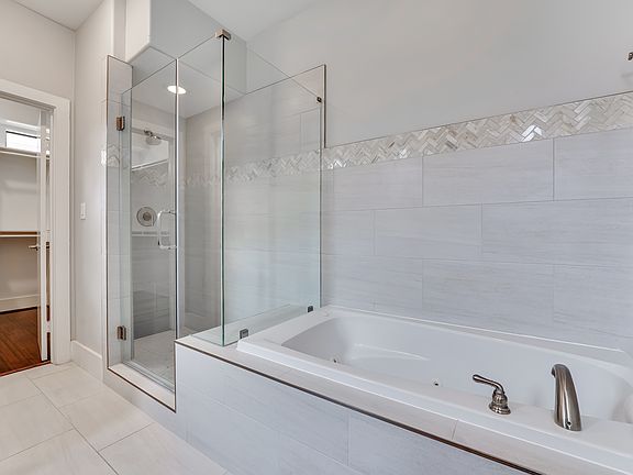 4th image of 3013 Polk St #C