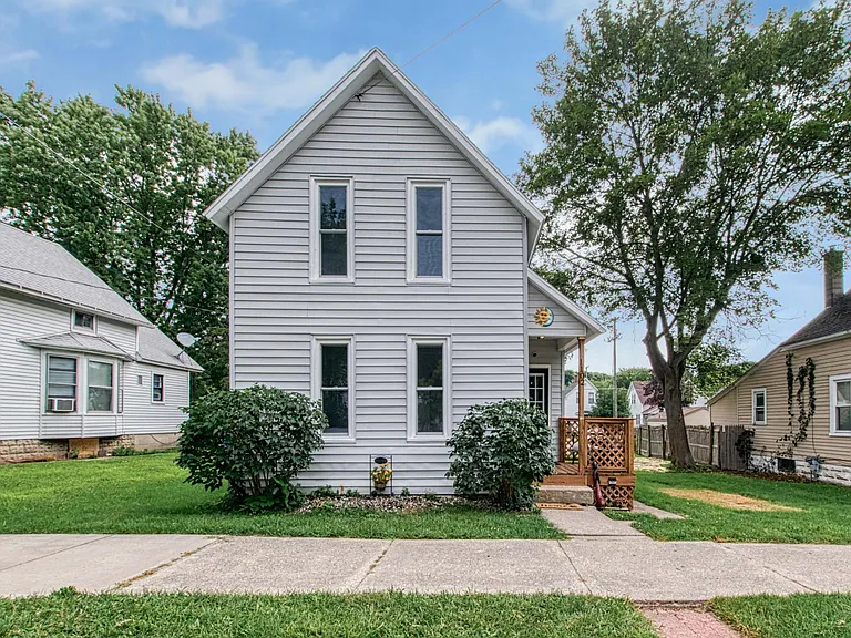 1102 White Ave NW — Photo 1
