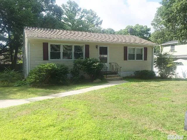 4 Locust St N photo 1