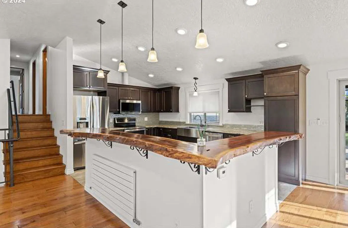 4 bed, 2470 sqft, $3,150 — Photo 4