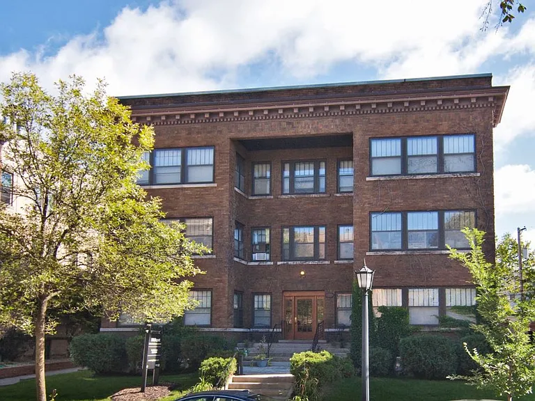1919 Dupont Ave S — Photo 14