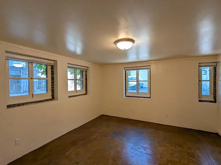 Hillegass Court Apartments — Photo 21