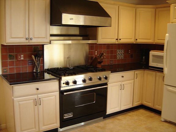 Kitchen w/ viking stove