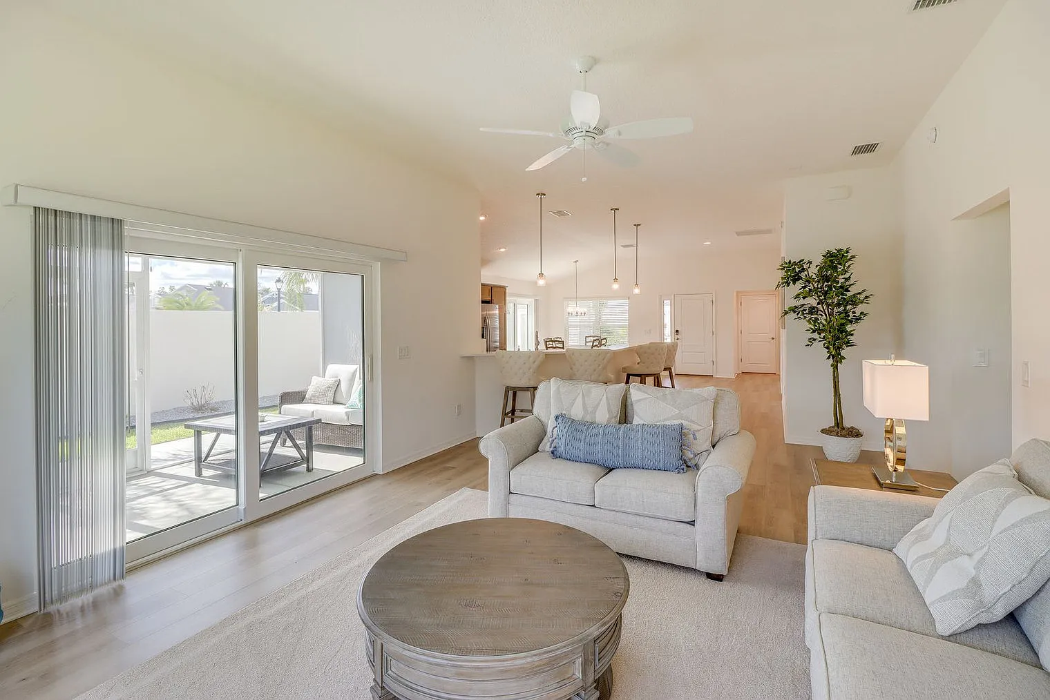 3 bed, 2.0 bath, 1593 sqft, $4,757 — Photo 4