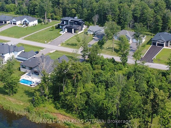 5th image of 576 Shoreway Dr