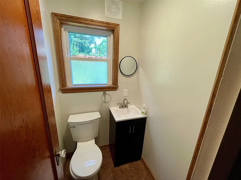 2727 Hall St — Photo 12