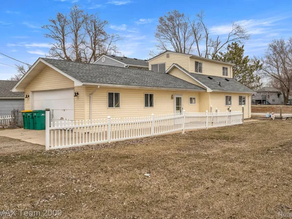 35657 Leland St, Brownstown, MI 48173