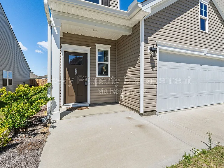 651 Manitou Cir — Photo 2