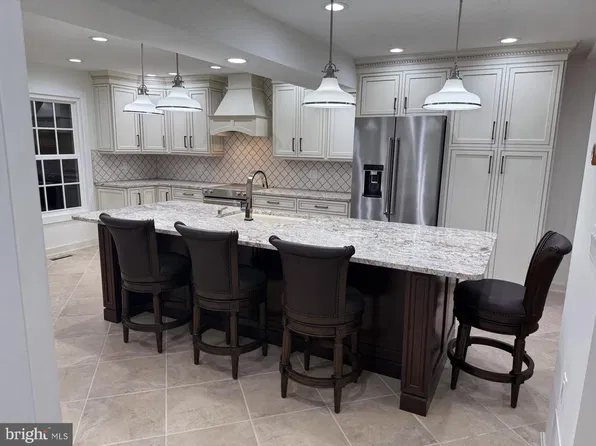 477 W Caracas Ave, Hershey, PA 17033