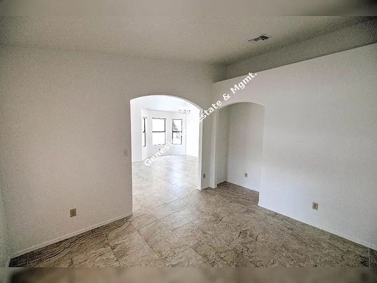 10019 N Roxbury Dr — Photo 14