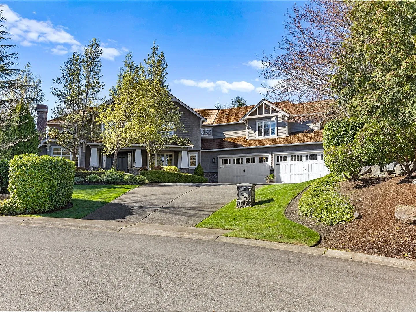 Spacious 5-Bed 4.5 Bath Home with Two Primary Suites on a Quiet Cul-de-Sac in Sammamish — Photo 2
