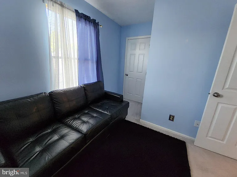 504 Parliament Rd — Photo 20
