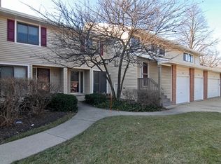 1092 Hidden Lake Dr, Buffalo Grove, IL 60089