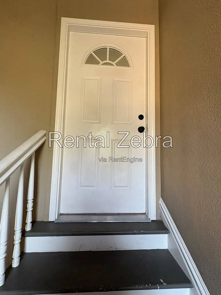2 bed, 1.0 bath, $1,325 — Photo 2