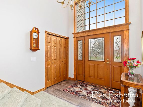 3rd image of 3881 Shorewood Ct SW