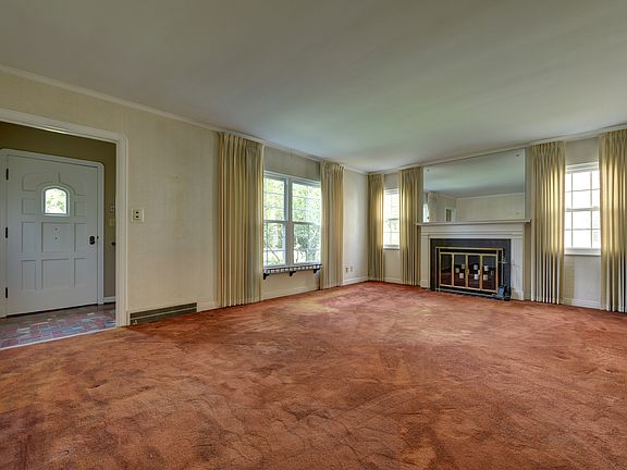 4th image of 561 Lake Forest Dr