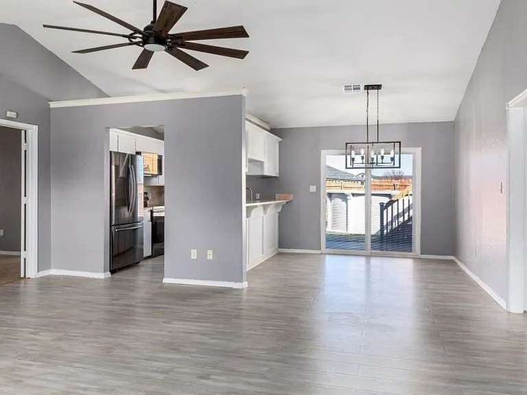 4303 SW Wolf St — Photo 3